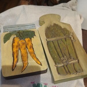 Set Of 2 Vegetable Plaques . N7G3